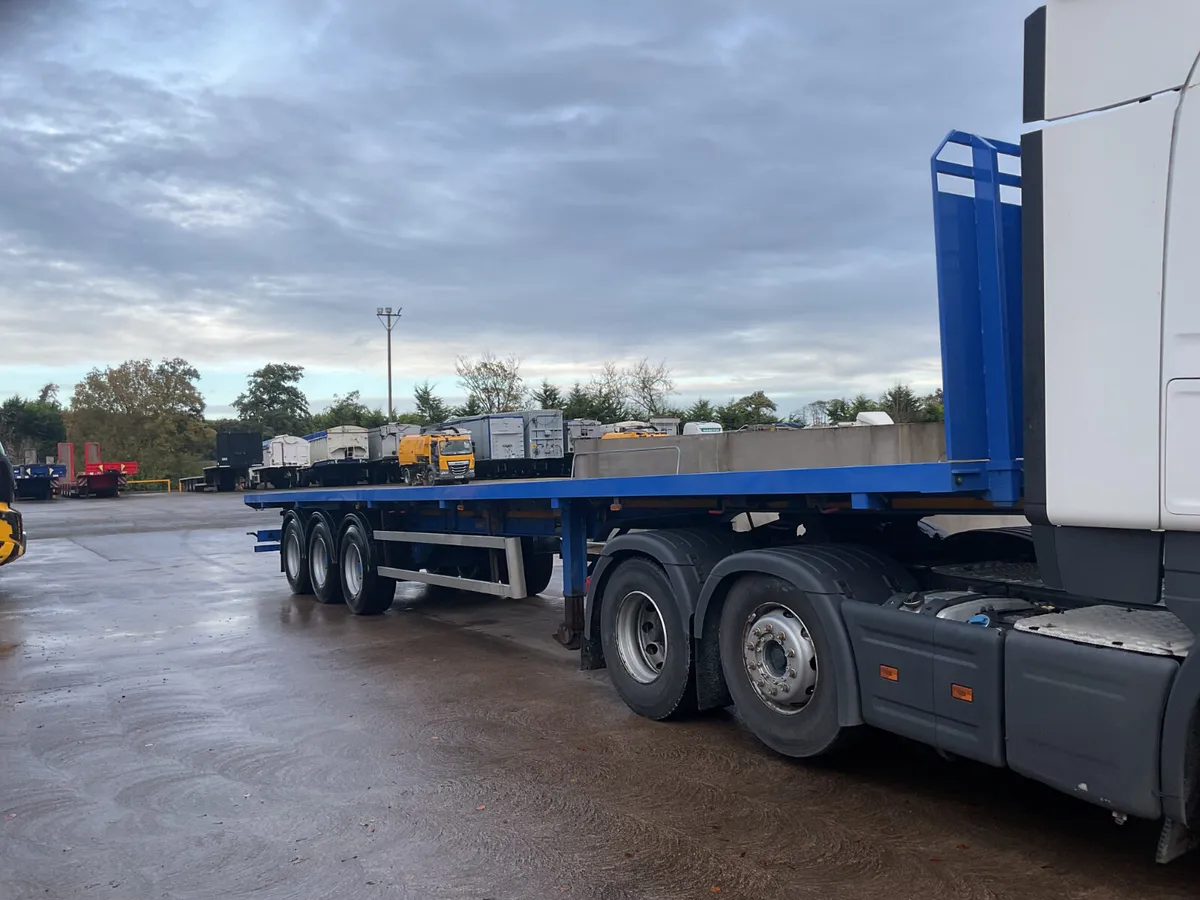 2018 Dennison Tri axle Flat Trailer - Image 1