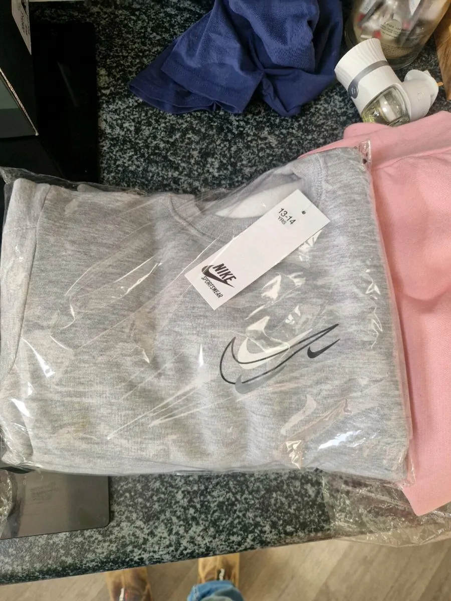 Track suits - Image 1