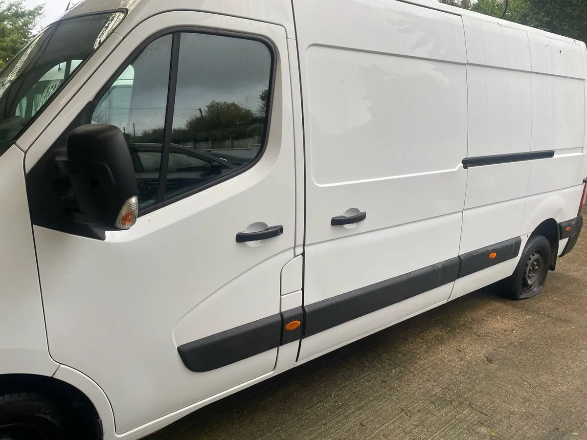 221 Nissan NV400 - Image 4