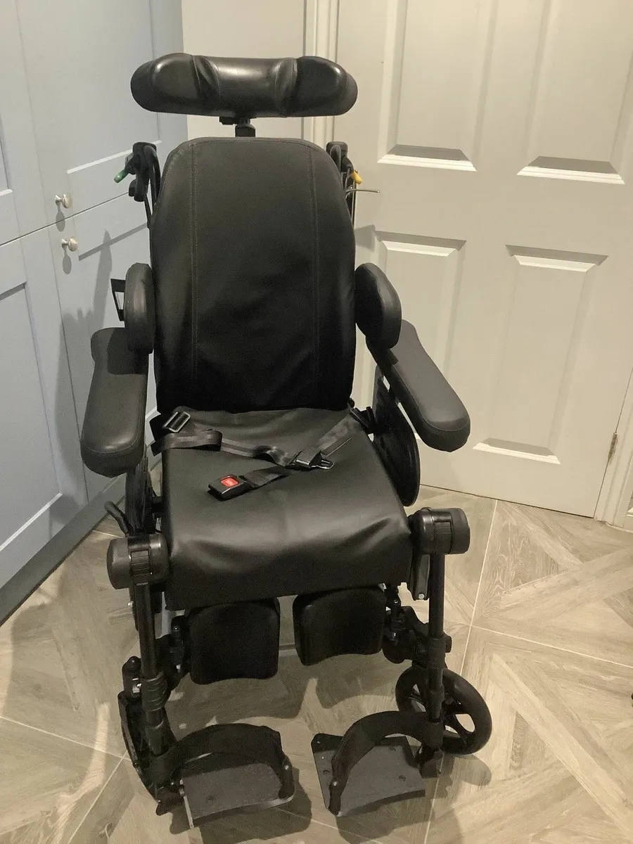 Rea Invacare Azalea tilt in space Wheelchair - Image 2