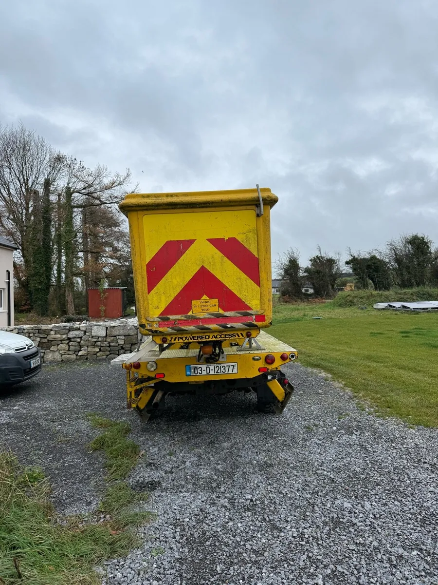 Land Rover Defender - Image 2