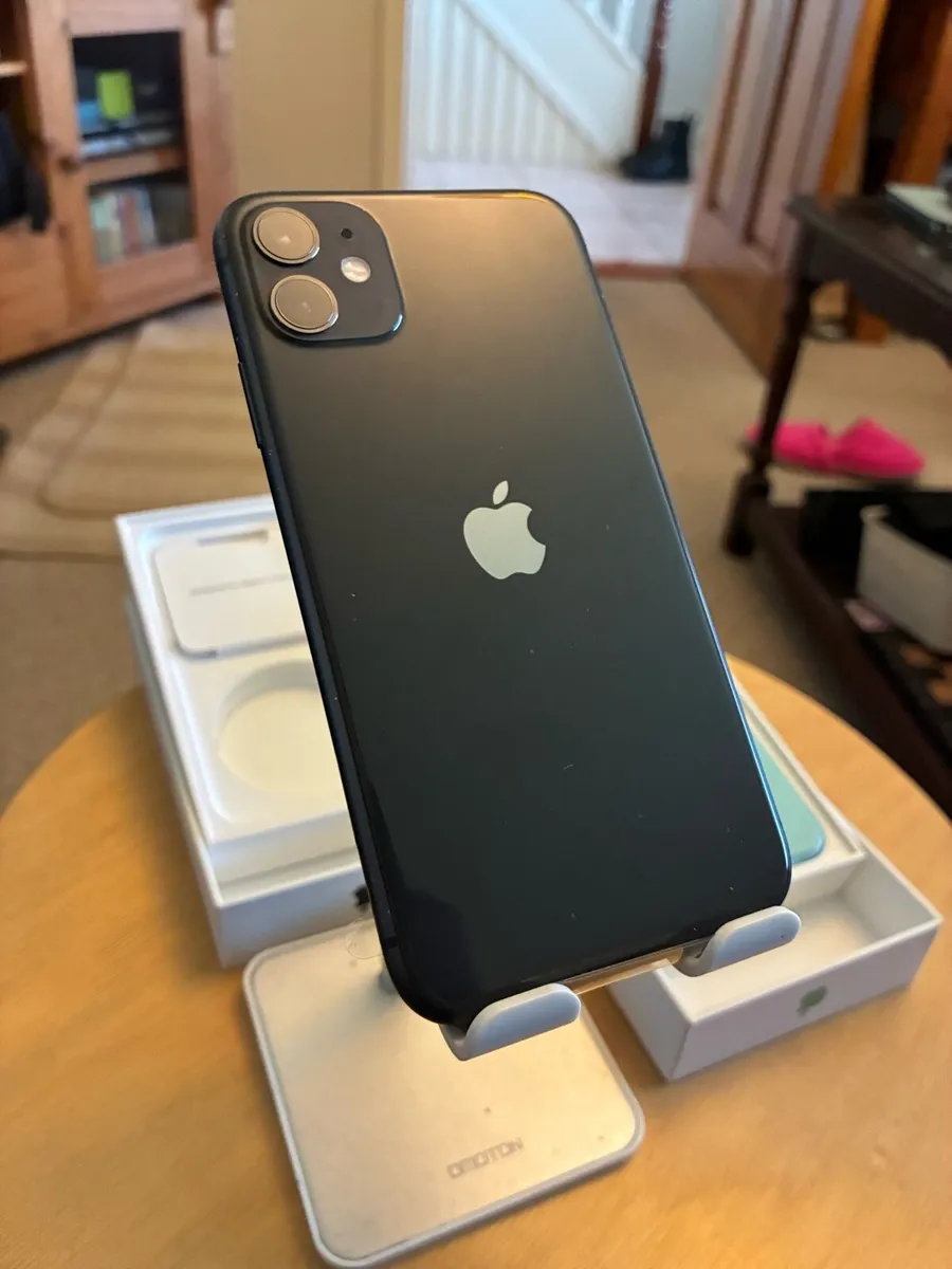 Two iPhones 11 (128GB) - Image 2