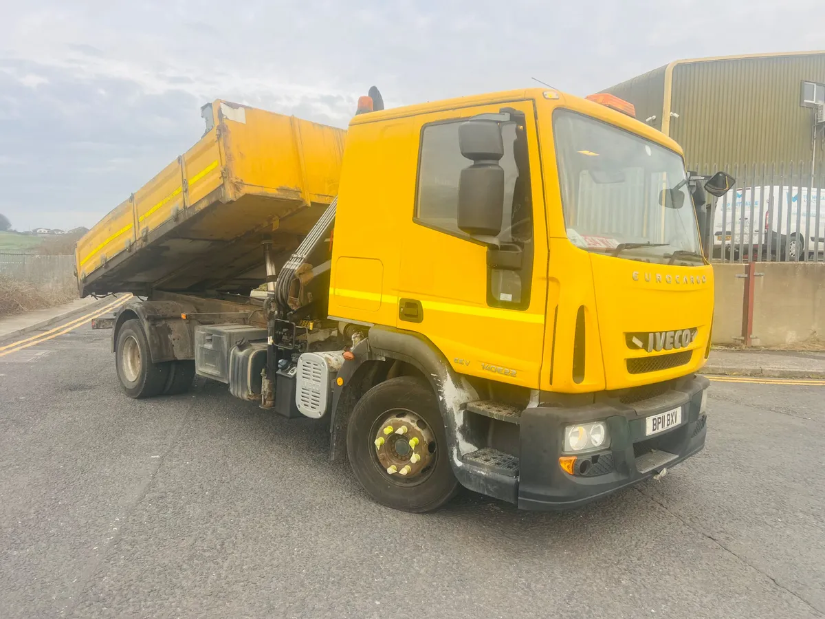 2011 Iveco eurocargo 14/220 tipper grab crane - Image 3