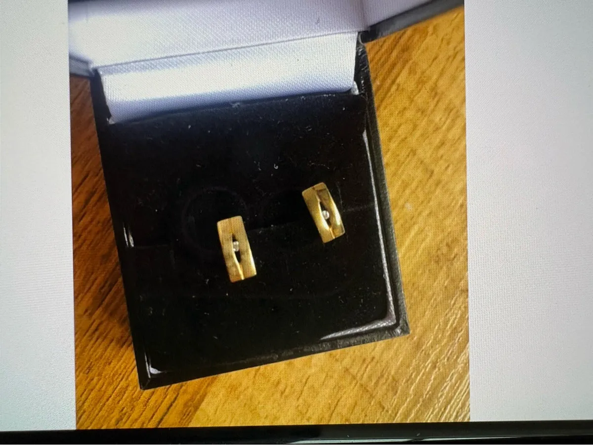 Gold earrings with diamond stone - Image 1