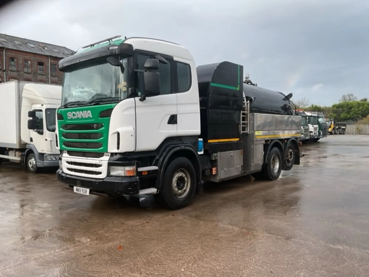 2011 Scania R400 6x2 Fuller Vacuum Tanker - Image 3