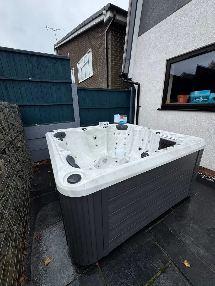 Free Delivery - Milano Hot Tub Plug & Play - Image 4