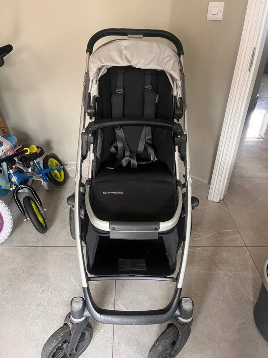 Uppababy Vista V2 setwith car seat and isofix base - Image 2