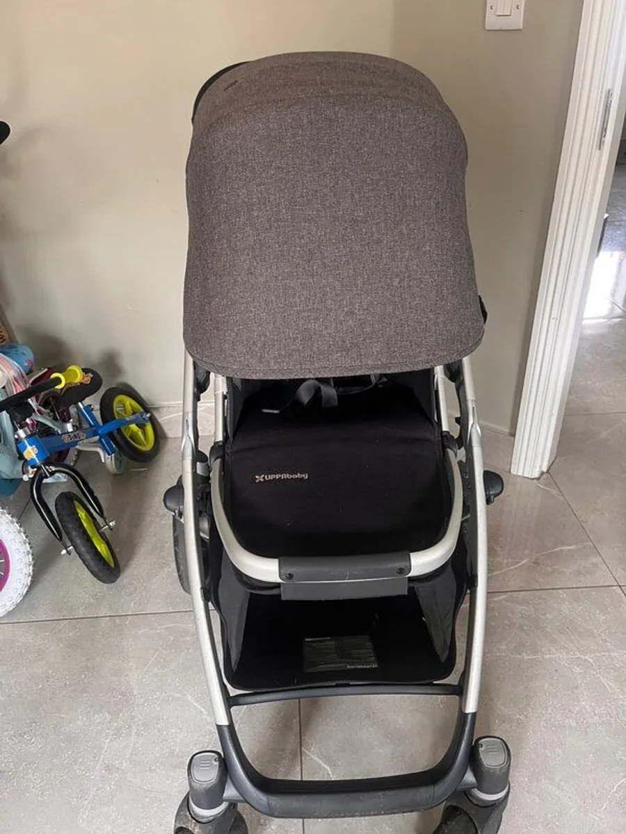 Uppababy Vista V2 setwith car seat and isofix base - Image 3