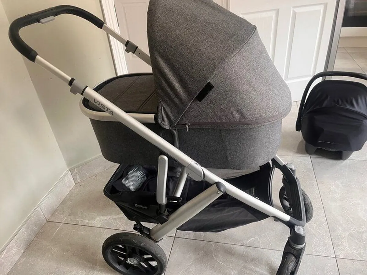 Uppababy Vista V2 setwith car seat and isofix base - Image 1
