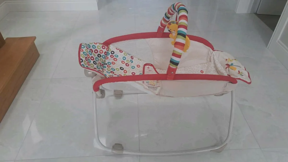 Bright Starts foldable crib - Image 2