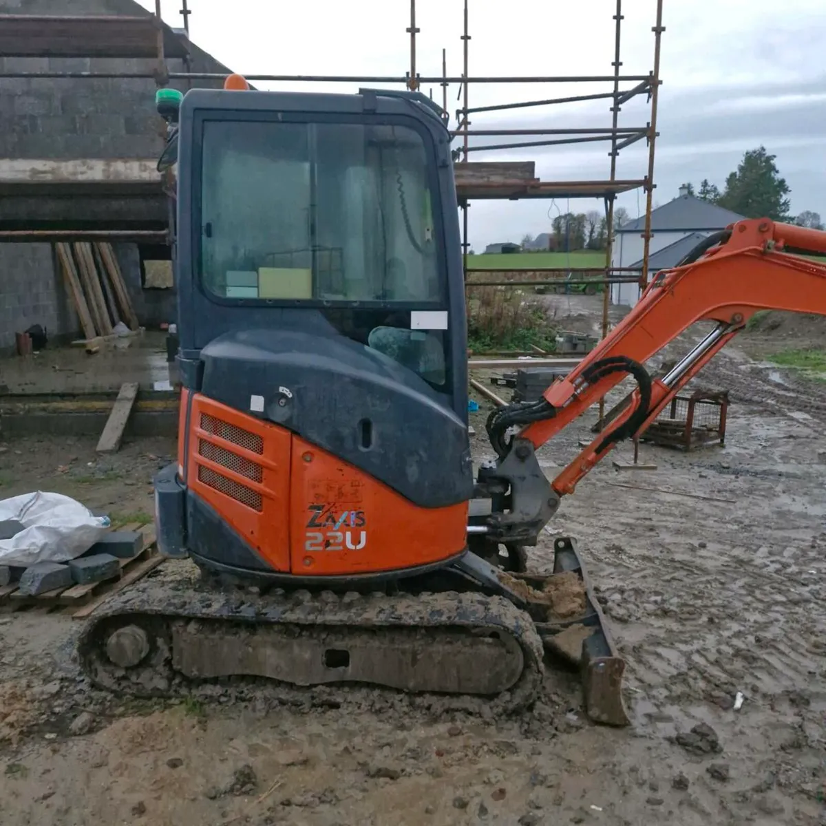 2.2 ton and 2.7 ton Hitachi mini digger No Vat - Image 1