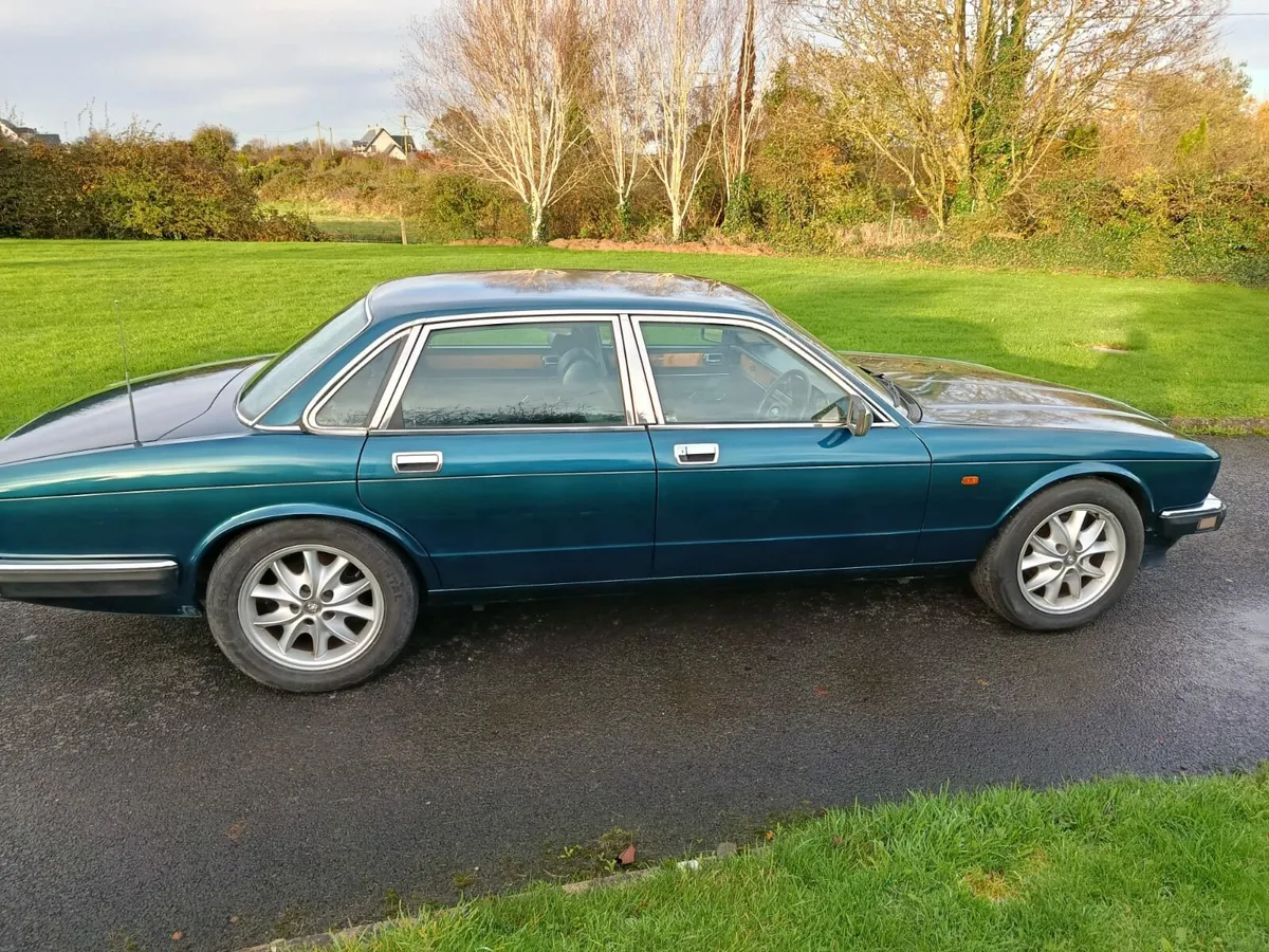Jaguar XJ40 - Image 1