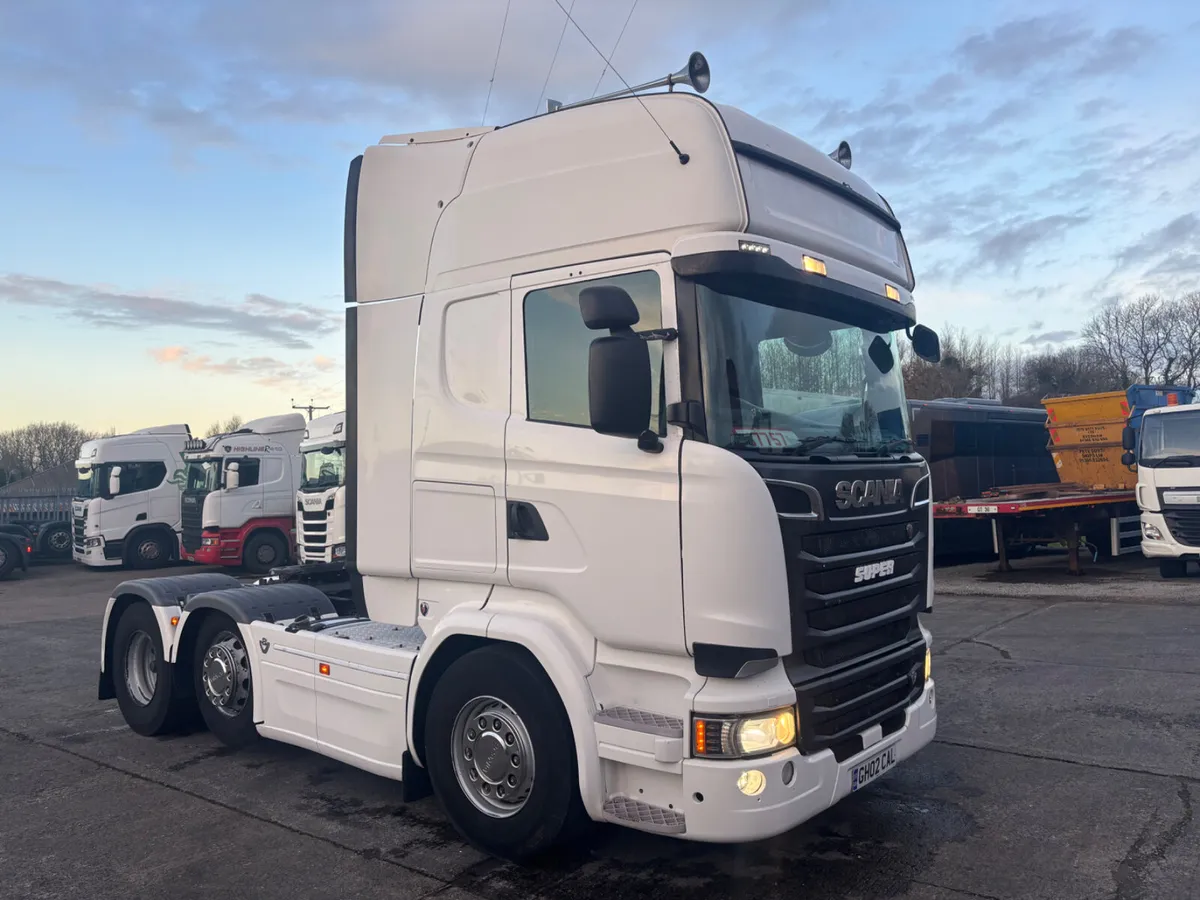 2015 R520 Topline V8 Auto 6X2 Midlift - Image 1