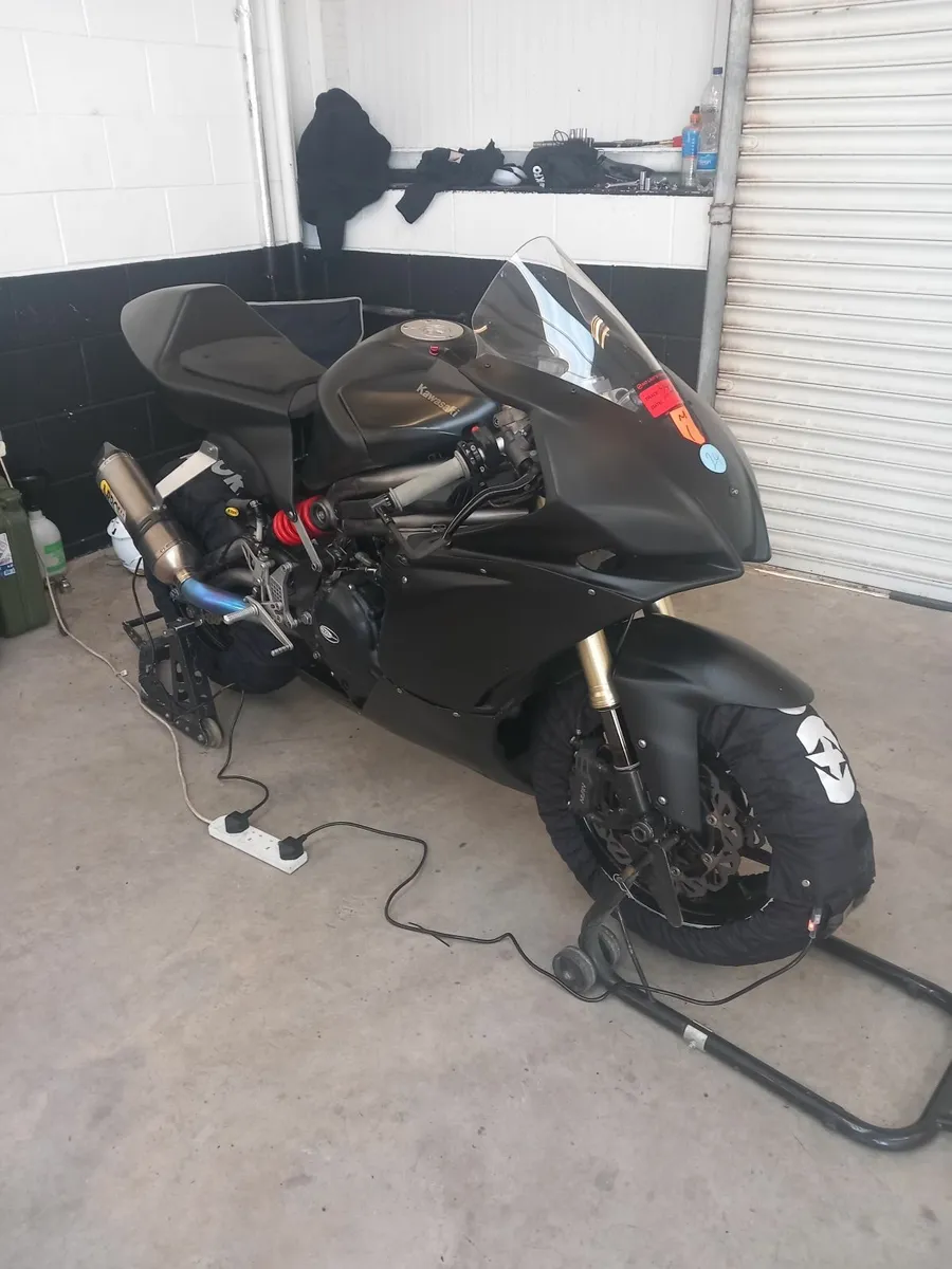 Kawasaki ER6 Race bike - Image 1