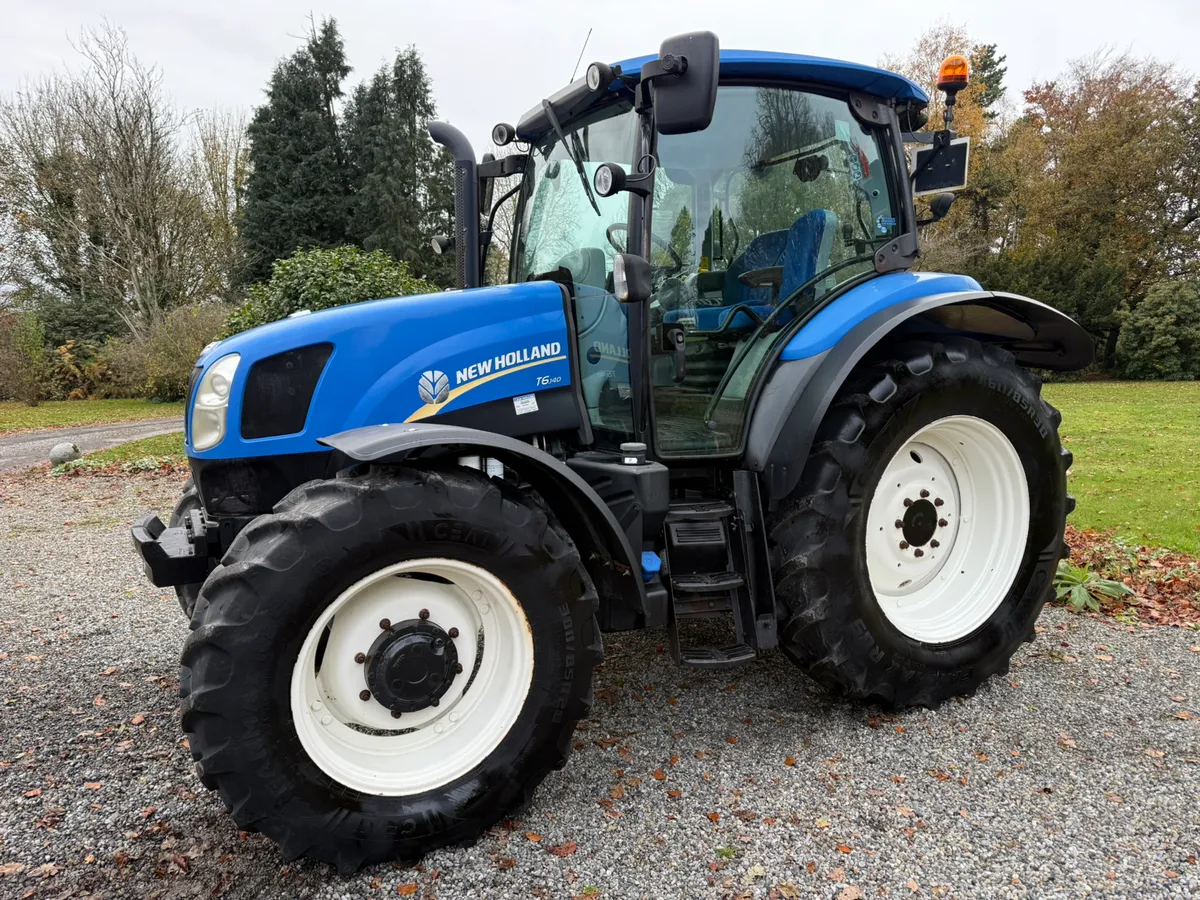 2013 New Holland T6.140 *ONLY 3200 hours! €47950 - Image 1