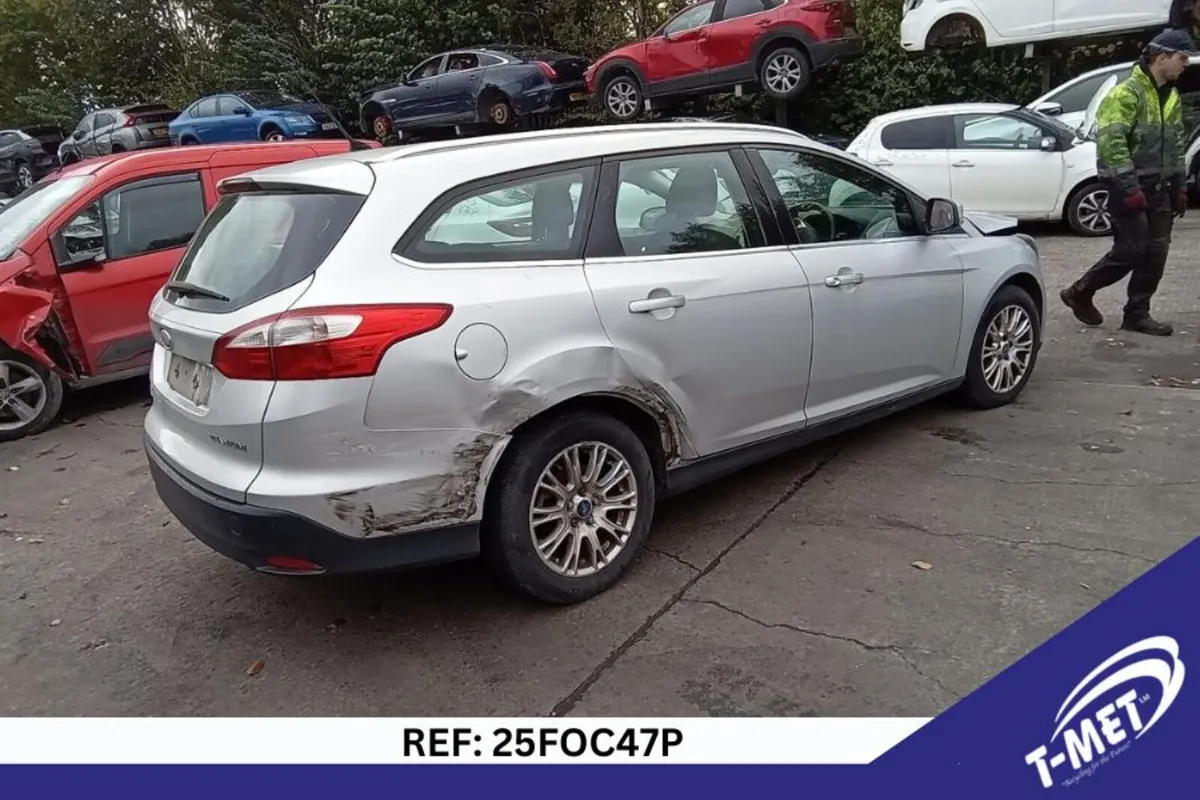 2011 FORD FOCUS BREAKING FOR PARTS - Image 4