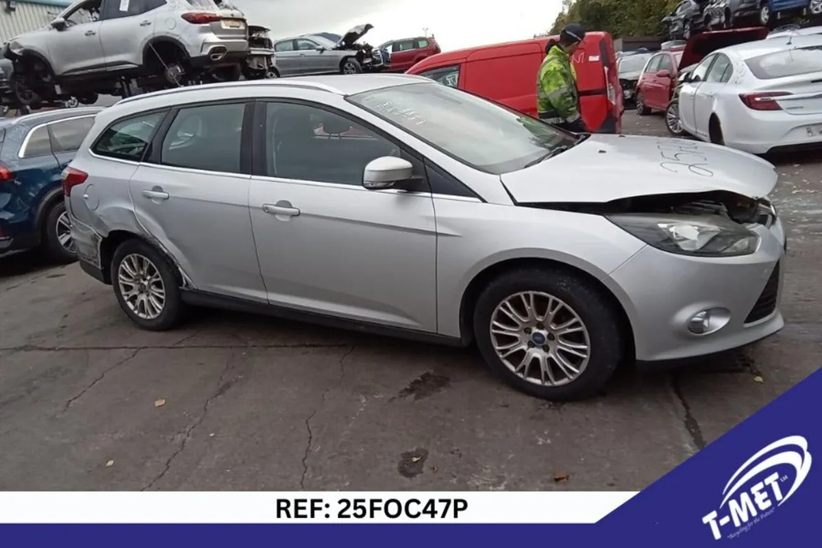 2011 FORD FOCUS BREAKING FOR PARTS - Image 3