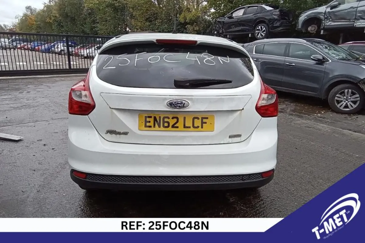 2013 FORD FOCUS BREAKING FOR PARTS - Image 4