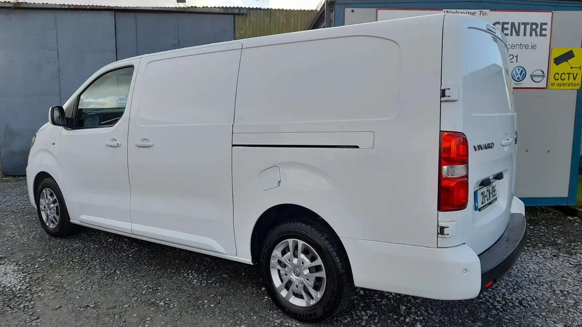 211 Vauxhall Vivaro 1.5 d 120 sport - Image 4