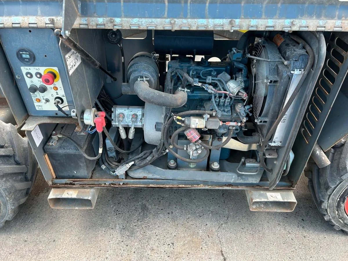 DIESEL SCISSOR LIFT 12 METRES - Image 3