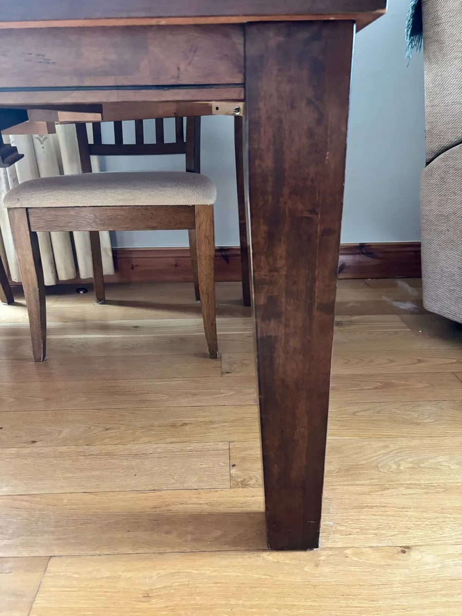 Table and chairs - Image 2