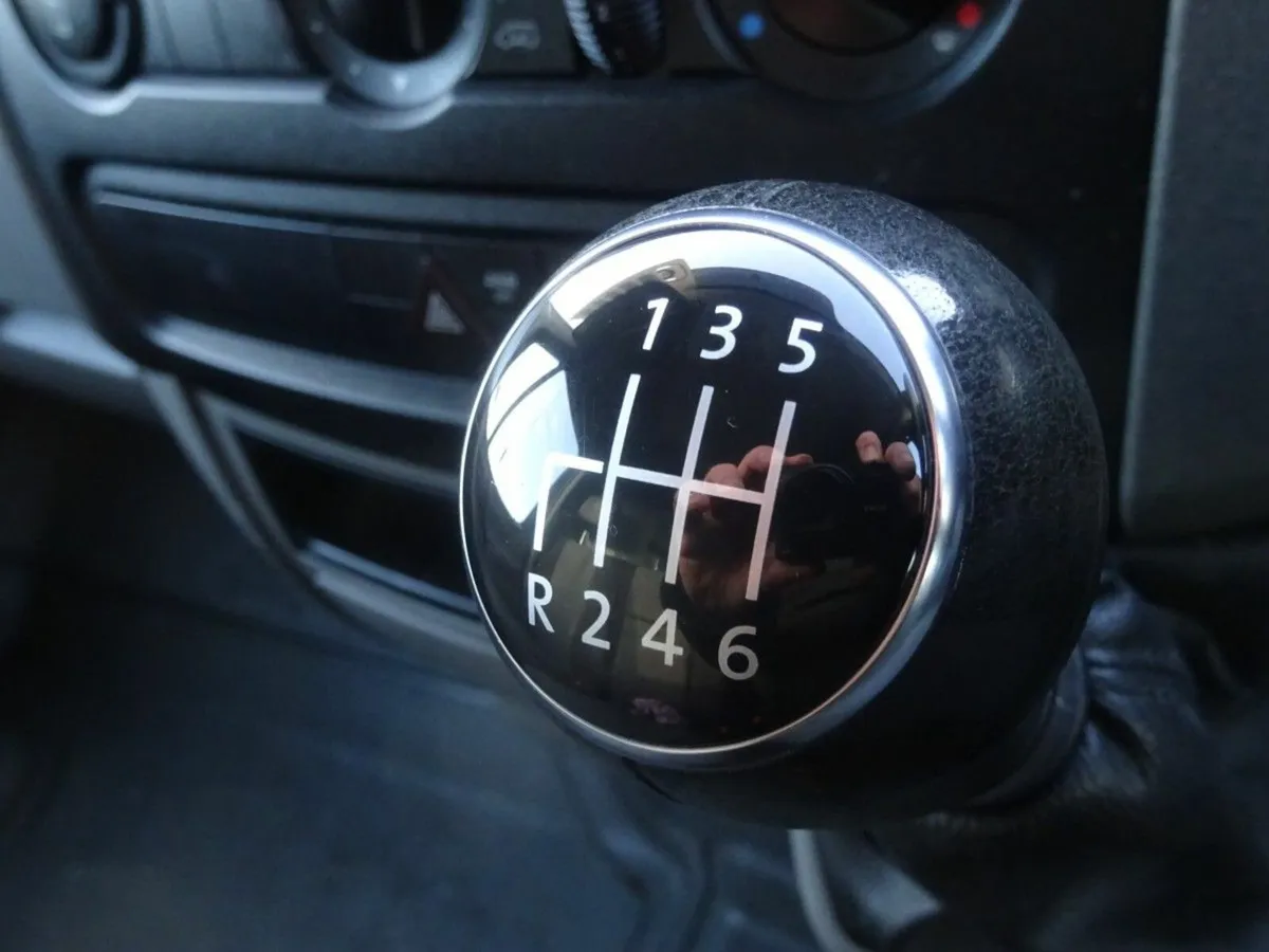 Volkswagen Crafter CRAFTER 35 MWB 136BHP  6SP 5DR - Image 4