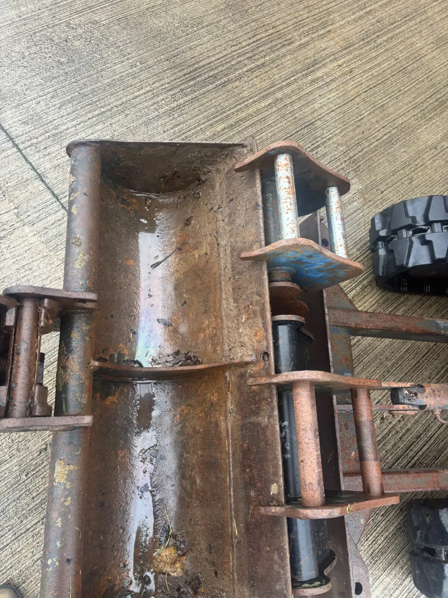 Kubota 1.6 ton digger with 3 buckets - Image 3