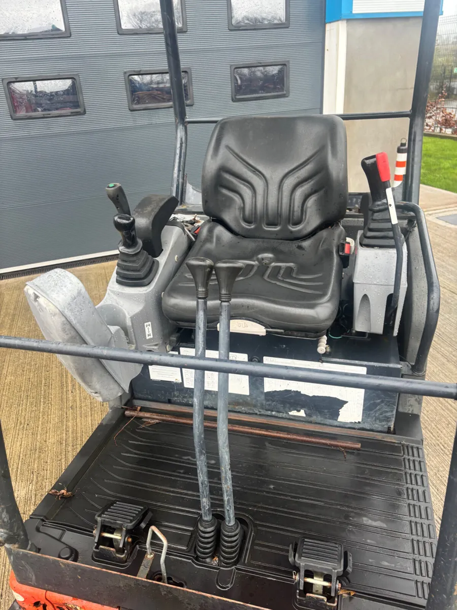 Kubota 1.6 ton digger with 3 buckets - Image 2