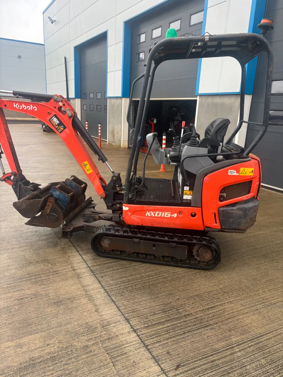 Kubota 1.6 ton digger with 3 buckets - Image 1