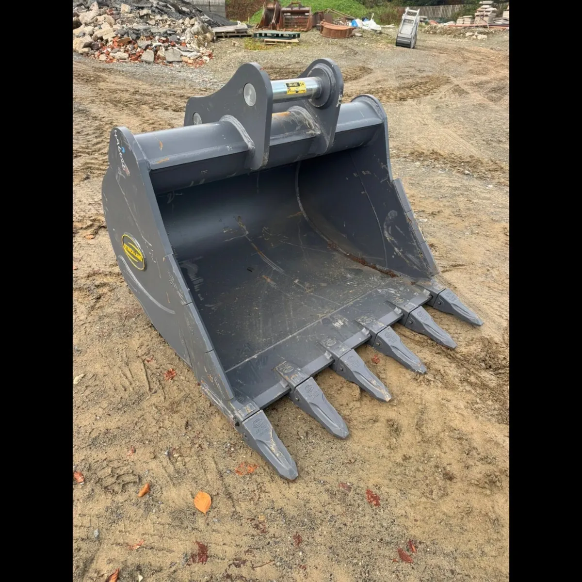 Unused 54in Strickland Bucket 80mm pins - Image 1