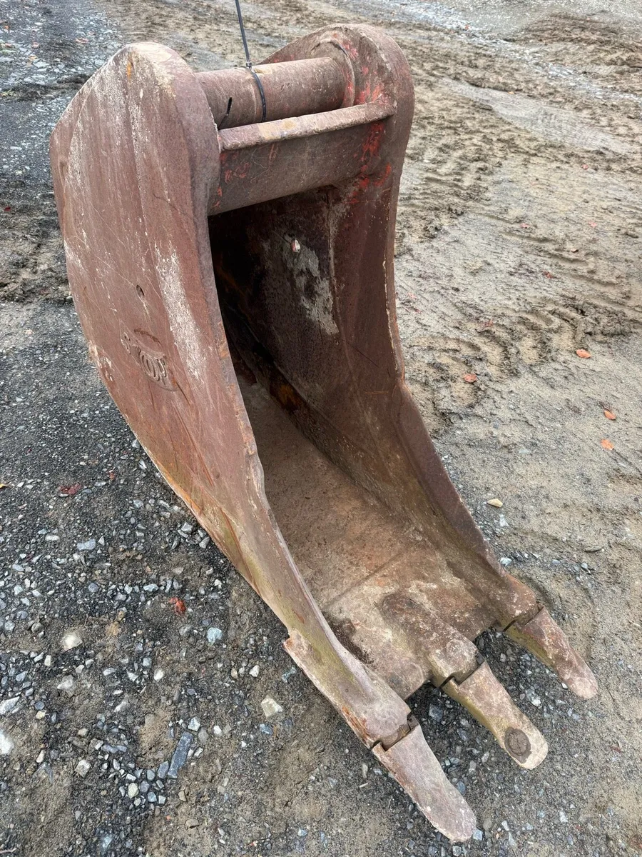 18in Scoop Excavator Bucket 80mm pins - Image 1