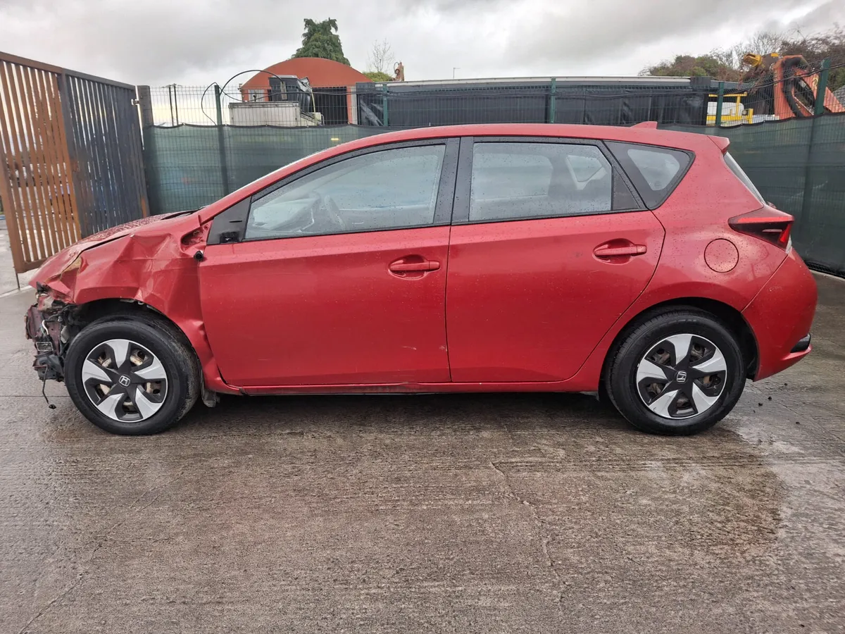 2016 Toyota Auris 1.4 D4D - Image 3