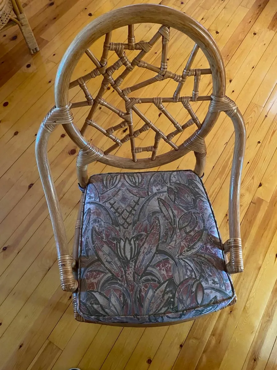 Rattan dining room table & chairs - Image 2