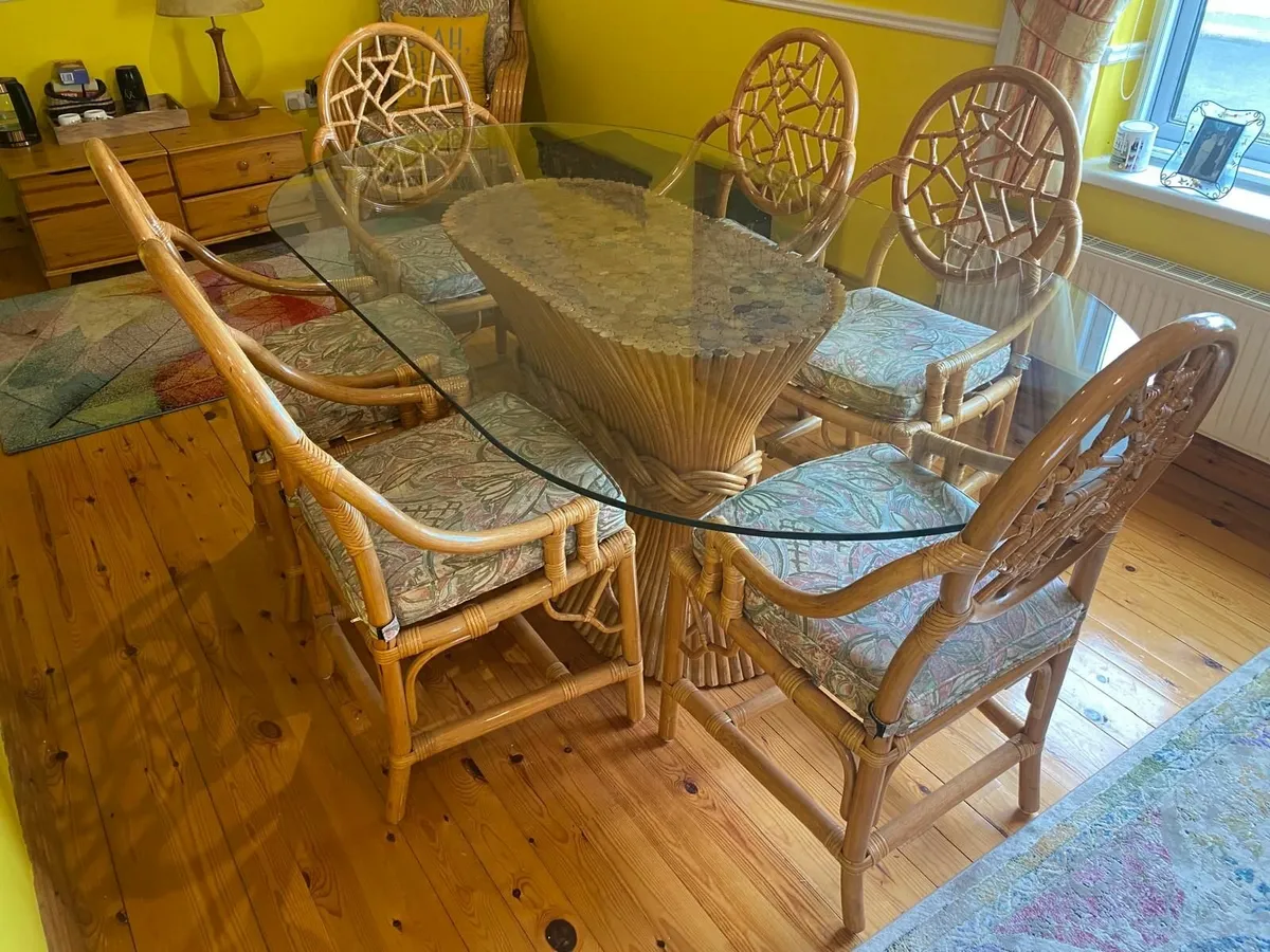 Rattan dining room table & chairs - Image 4