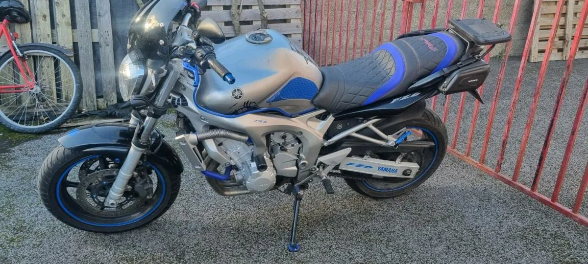 Yamaha FZR600 Motorbike - Image 2
