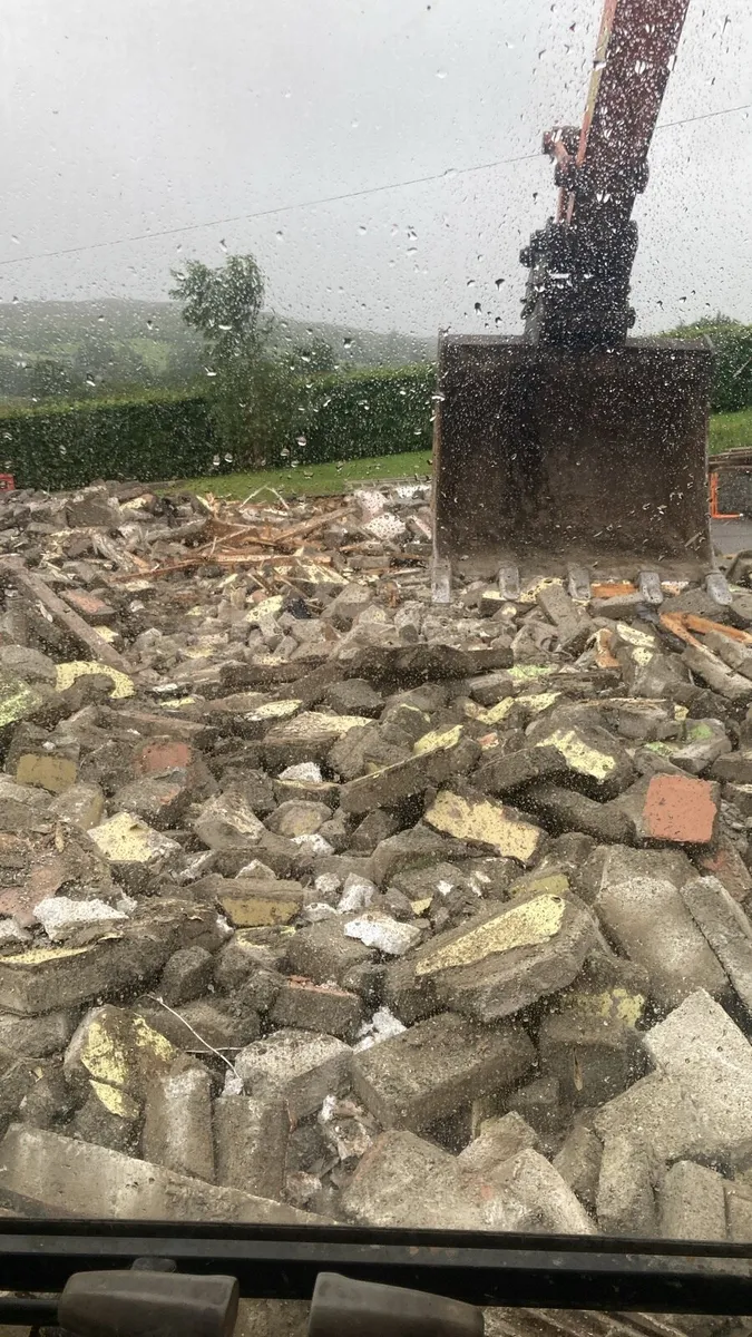 10 ton digger for hire with driver - Image 4