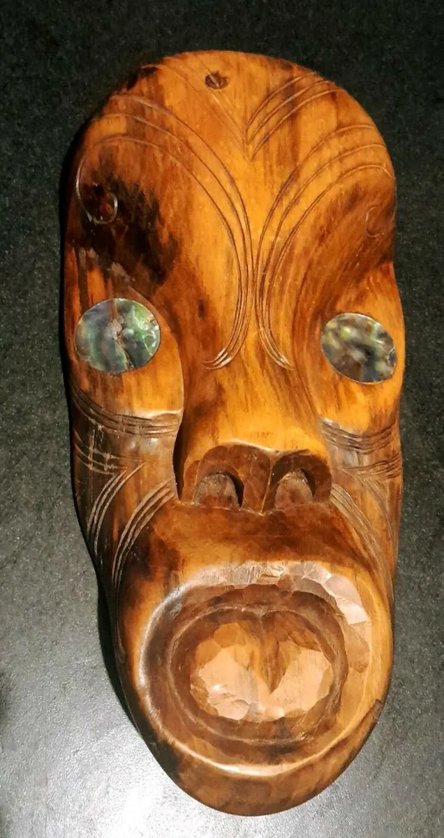 Handmade Maori wooden mask with Abalone eyes - Image 1