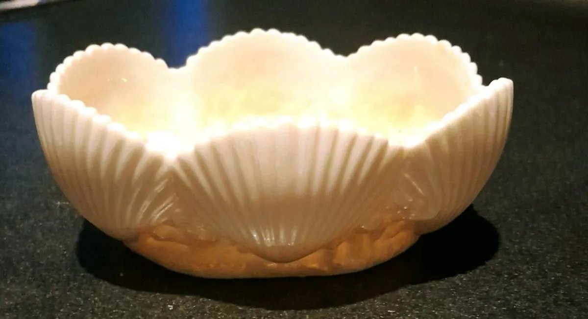 Belleek 1st period Clam Shells dish - Image 1