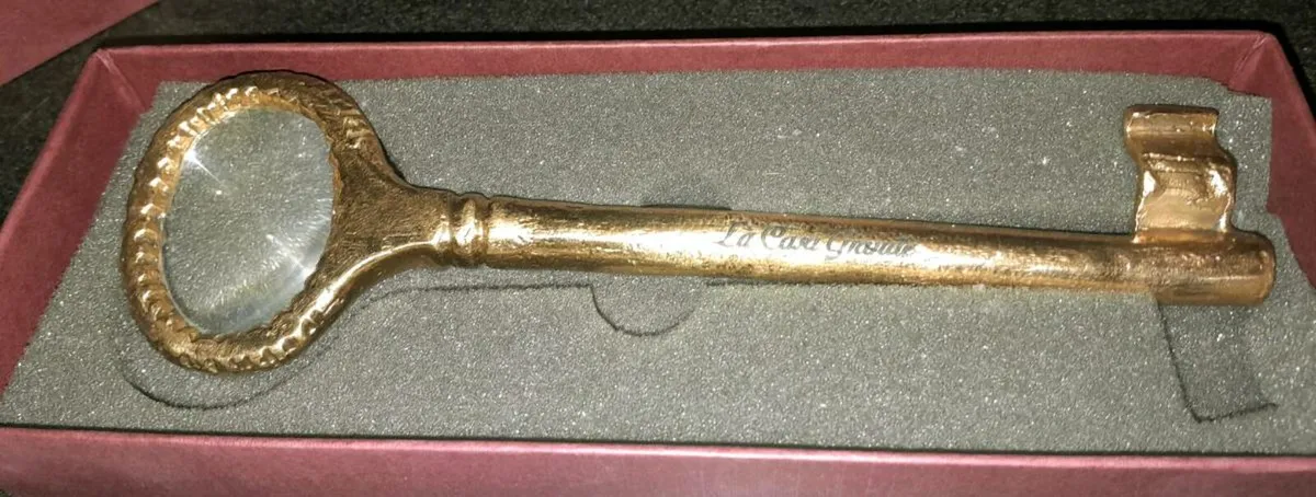 La Casa Grande large brass key magnifying glass - Image 2