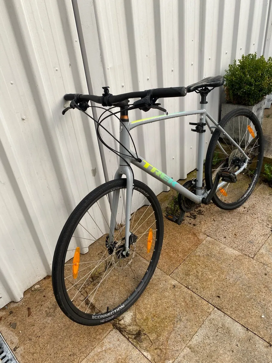 Trek FX 2 Disc hybrid bicycle - Image 2