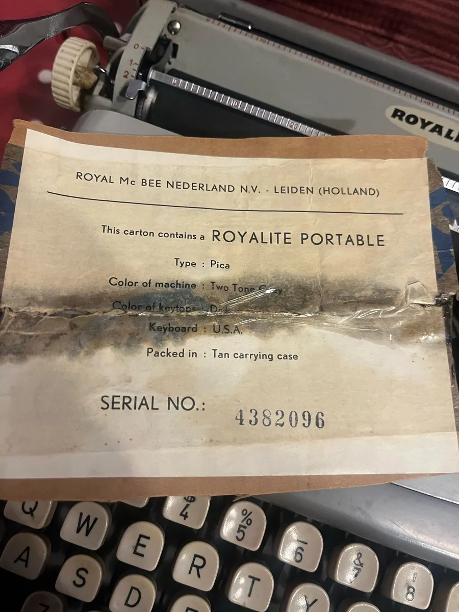 Vintage Royalite Typewriter. - Image 4