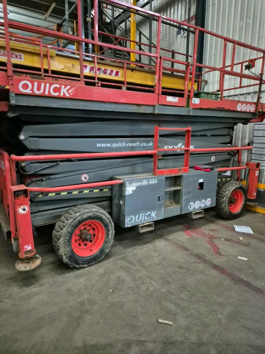 Diesel scissors lift. - Image 1