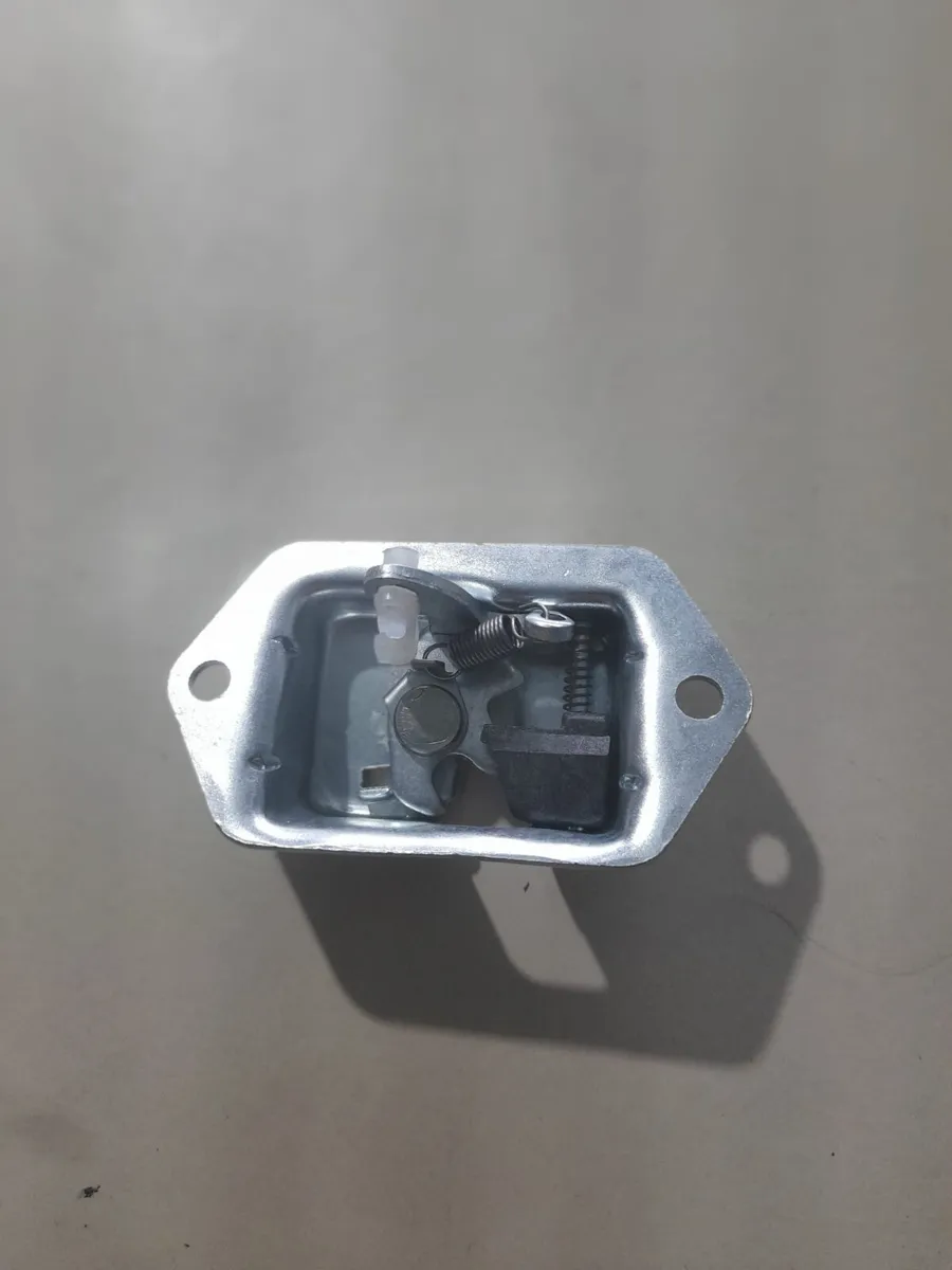 CASE EXCAVATOR DOOR LATCH - Image 1
