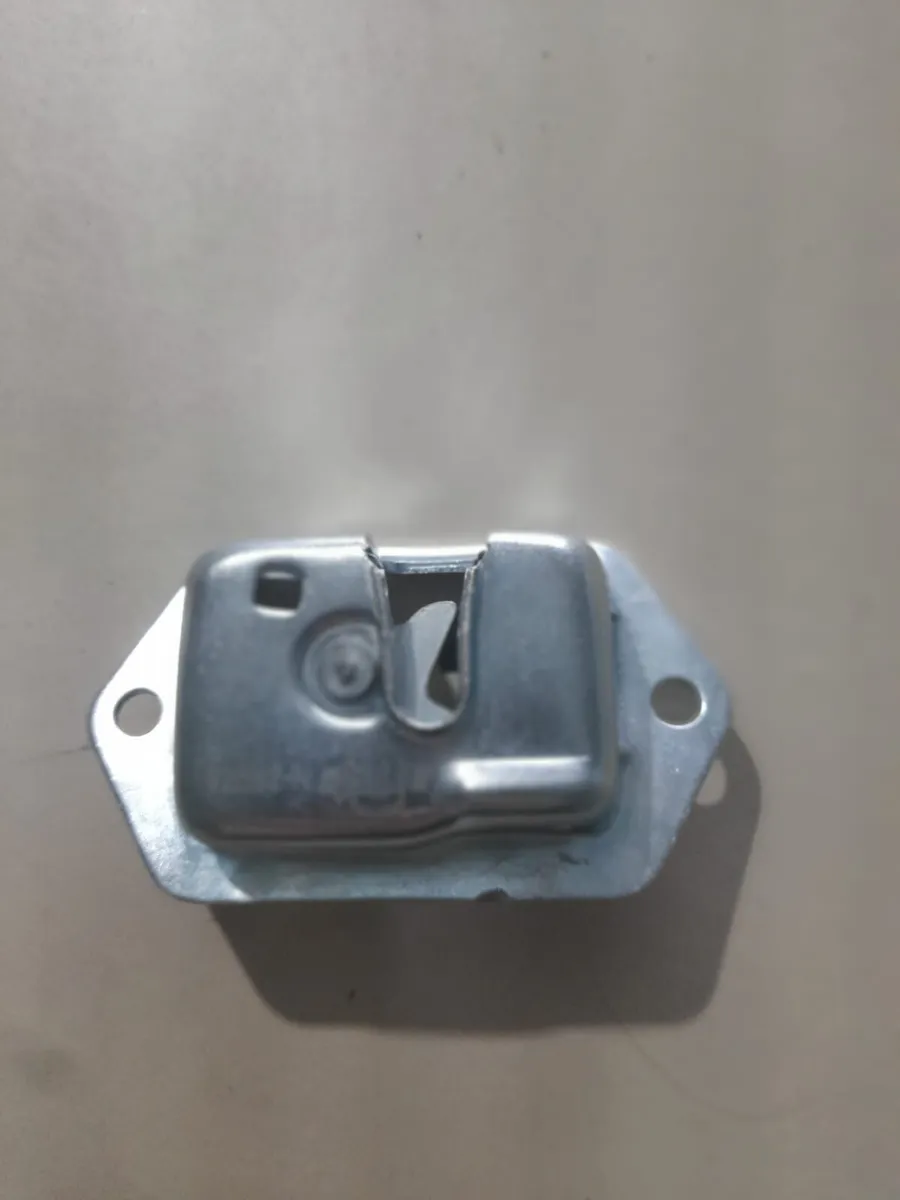 CASE EXCAVATOR DOOR LATCH - Image 2