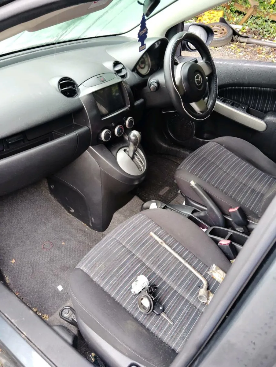 Breaking Mazda damio 2011 petrol - Image 3