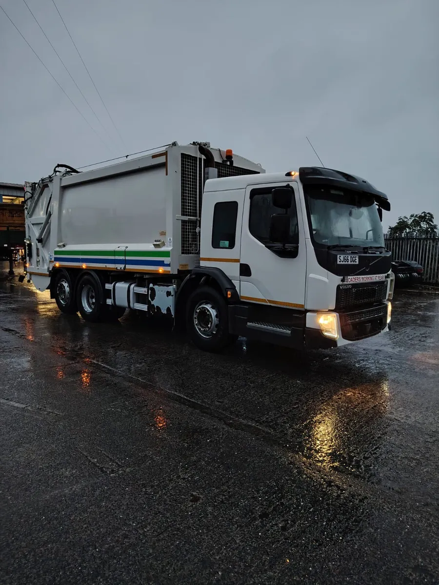 2016 Volvo Bin Lorry Rear Lift & steer  80,000 km - Image 3