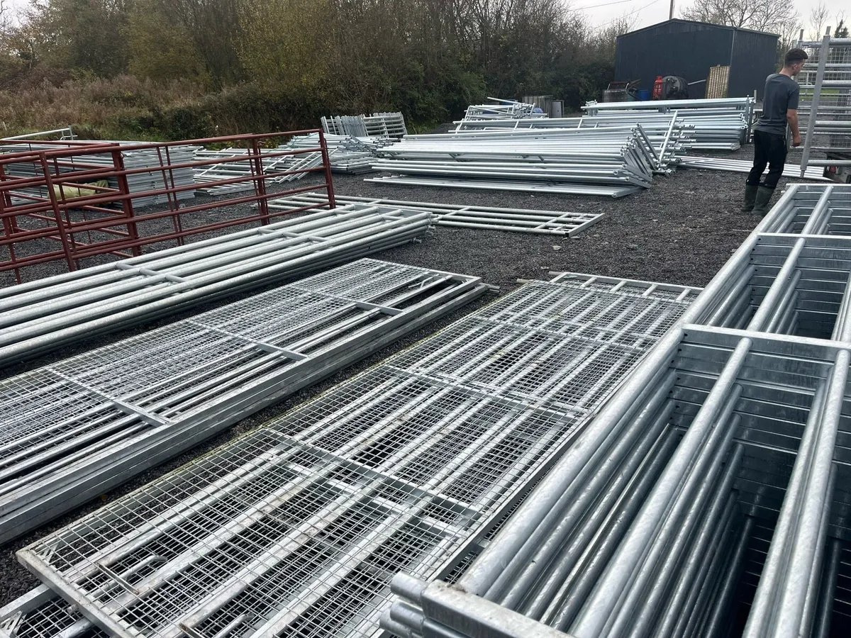 Extendable , Gates , barriers and sheep pens - Image 1