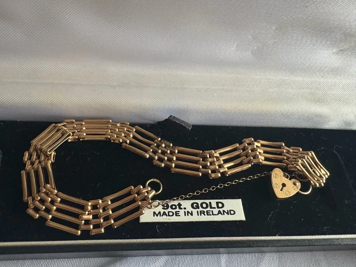9ct gold gate bracelet - Image 1
