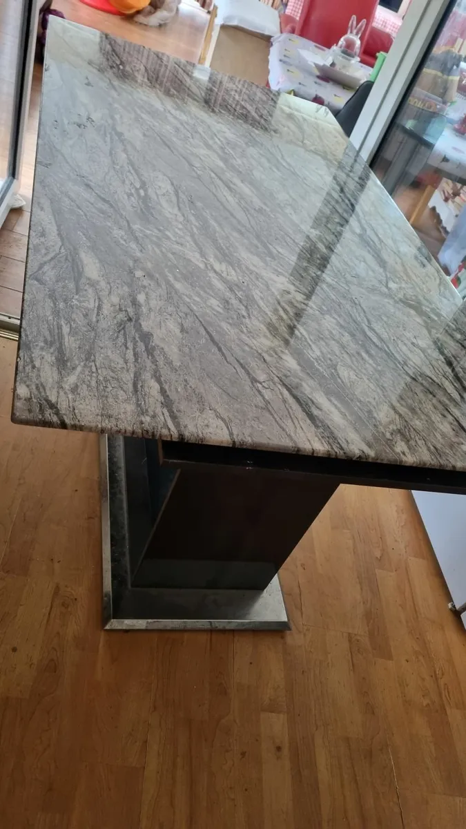 Marble table - Image 1