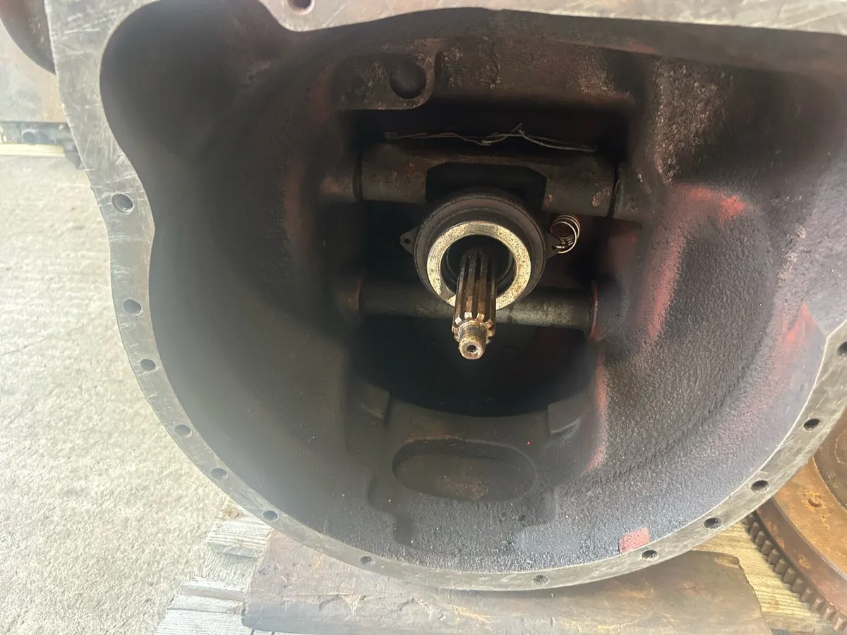 Single clutch MF 35 gearbox flywheel, brake pedals - Image 3